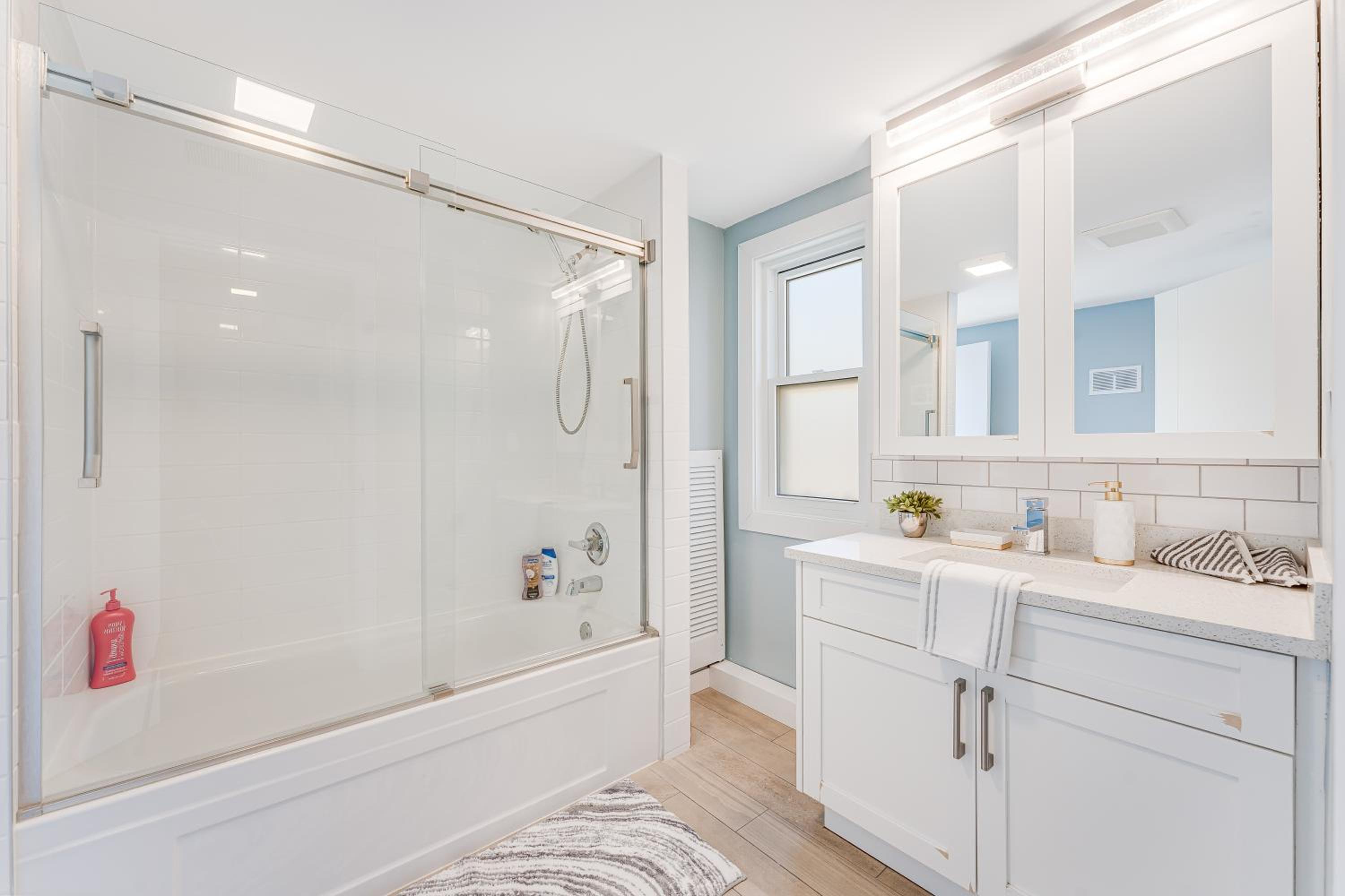 Chic 5BR North Vancouver Retreat Ideal for Groups