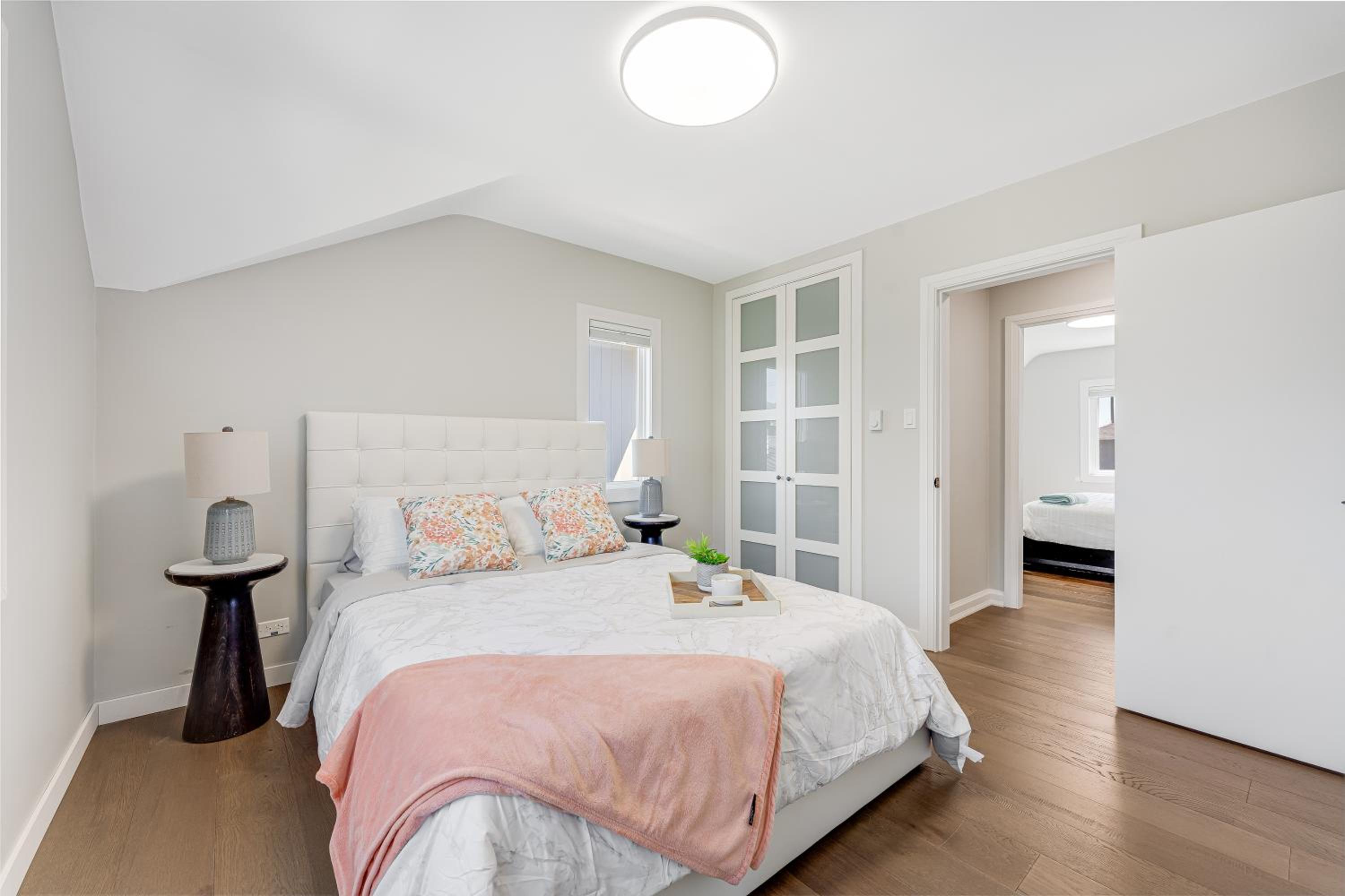 Chic 5BR North Vancouver Retreat Ideal for Groups
