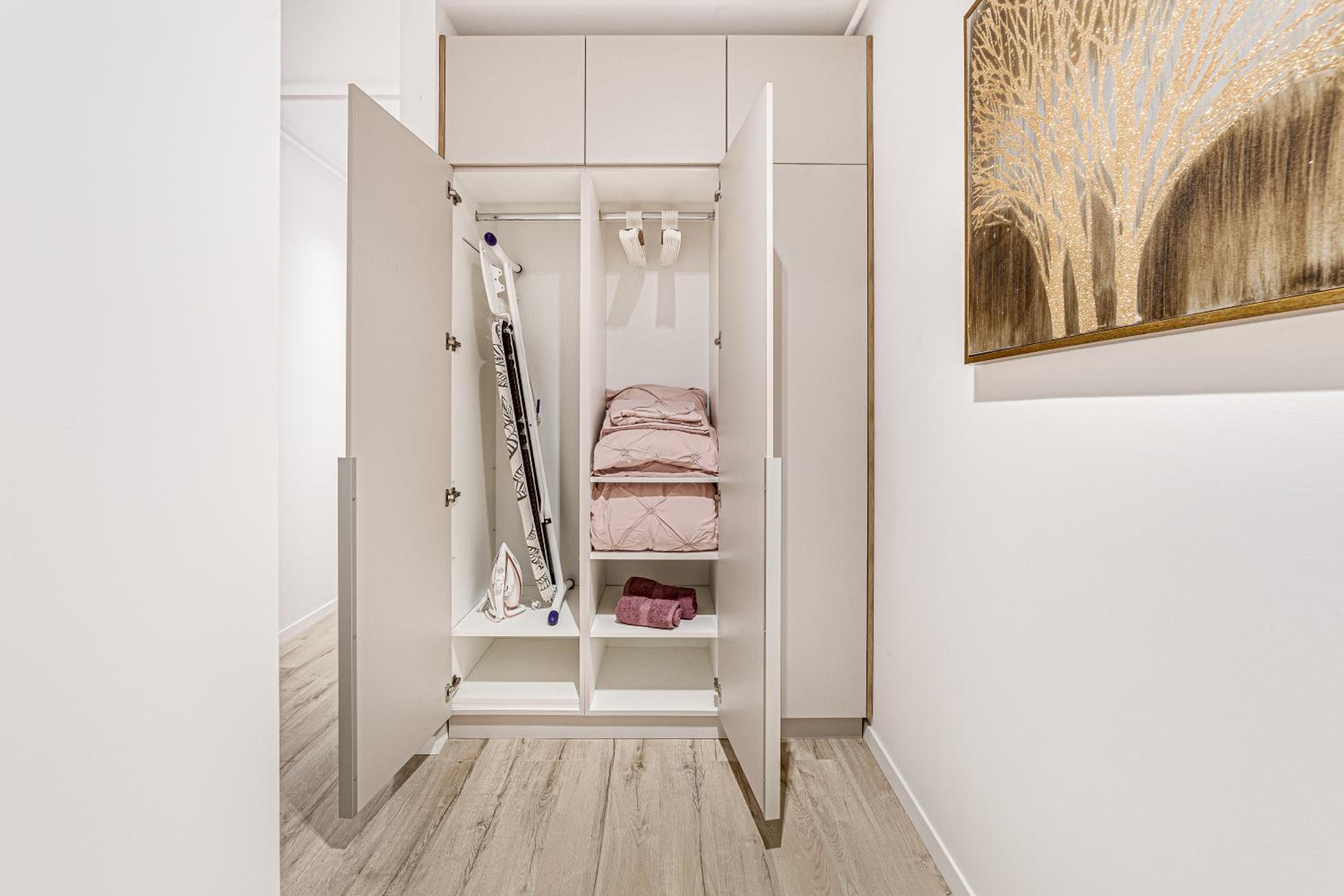 ARI Pink & Turquoise - AFI Mall High-end Apartments view 4