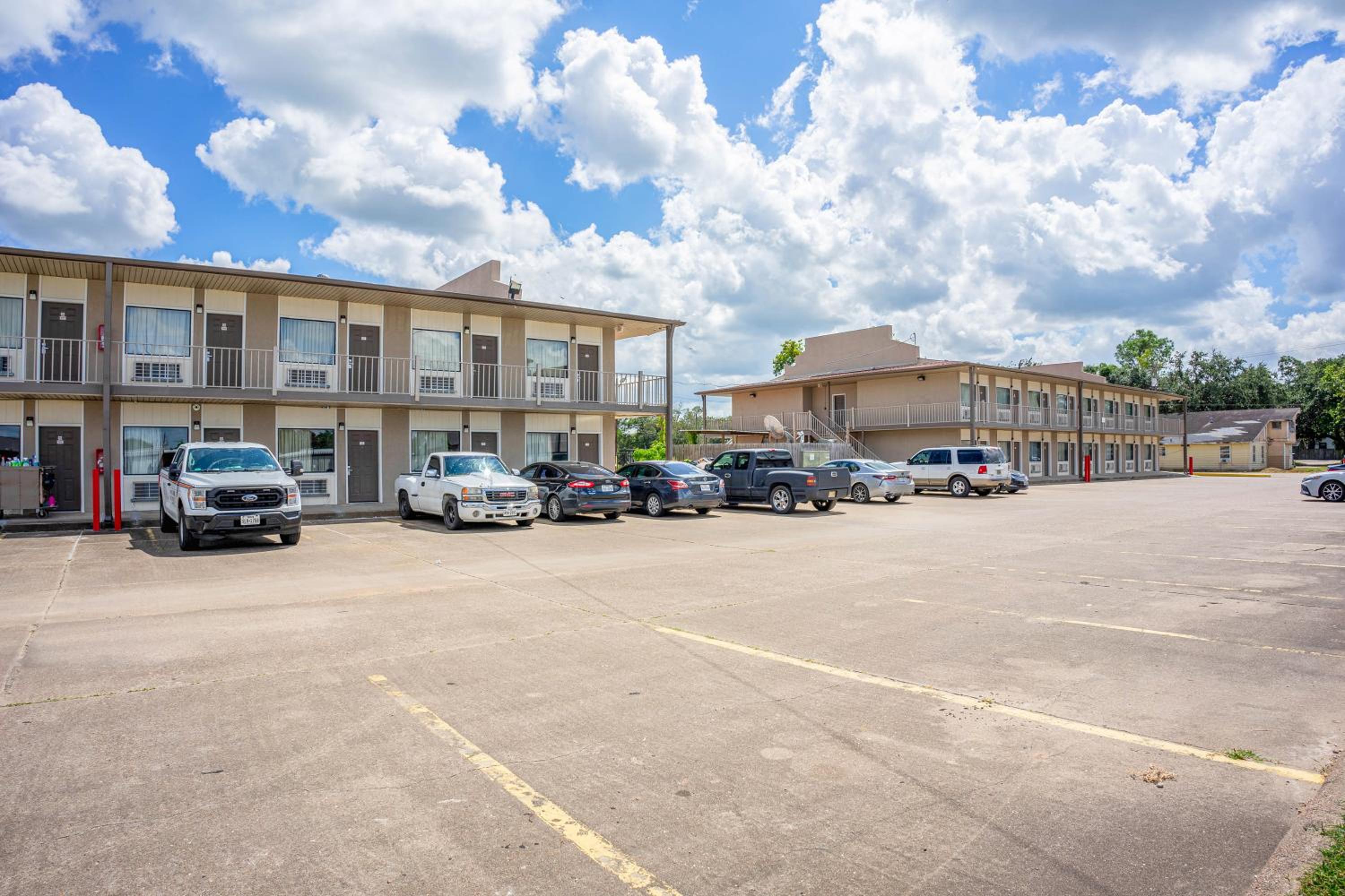 Regency Inn & Suites By OYO Bay City TX view 2