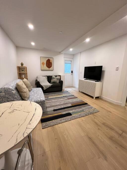 Modern and cozy guest suite in Langley!