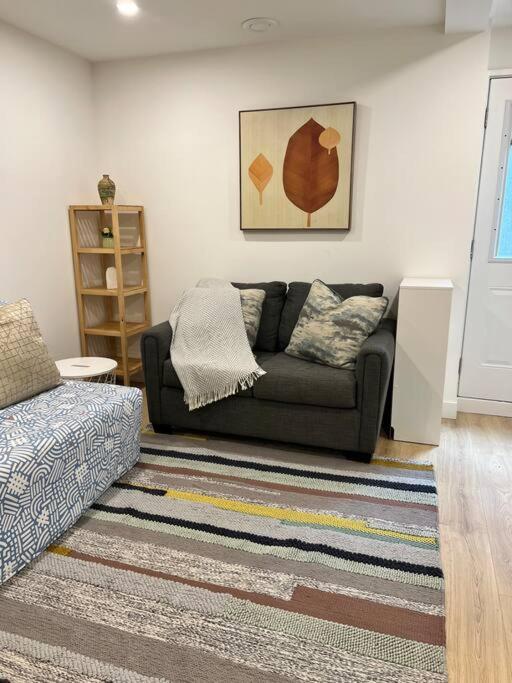 Modern and cozy guest suite in Langley!