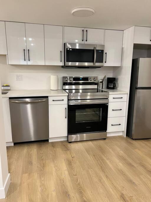 Modern and cozy guest suite in Langley!