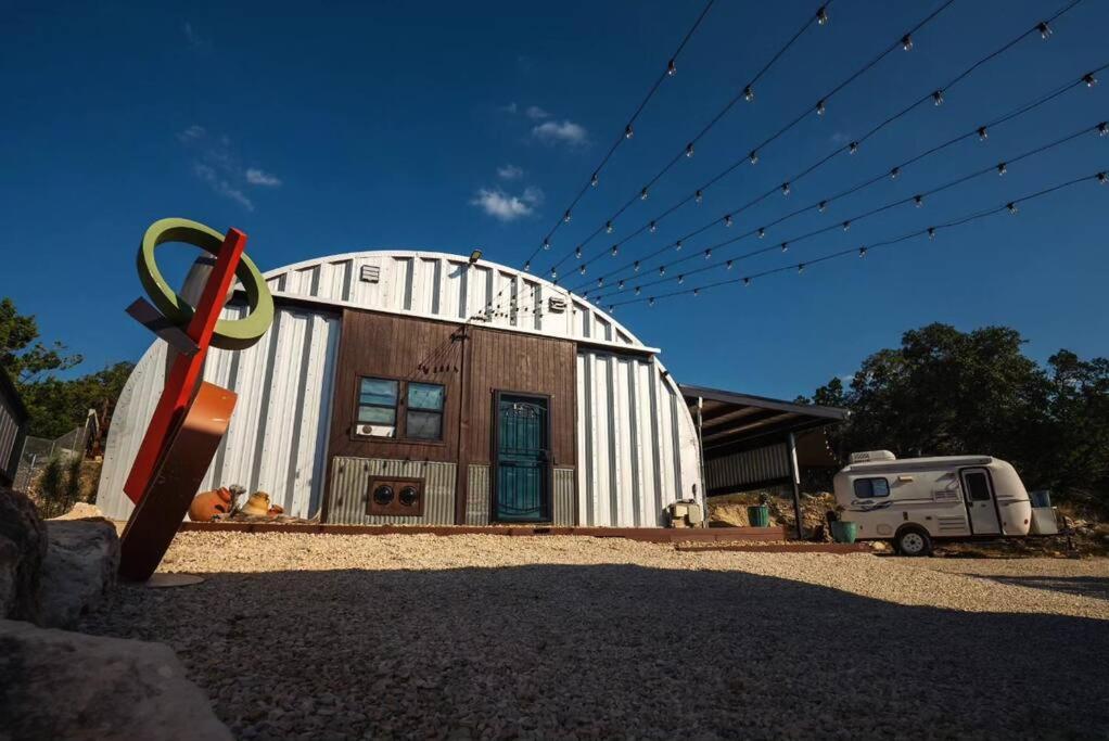 Hotel Hill Country Hangar with hottub, 7 minutes from the river and lake - Image 1