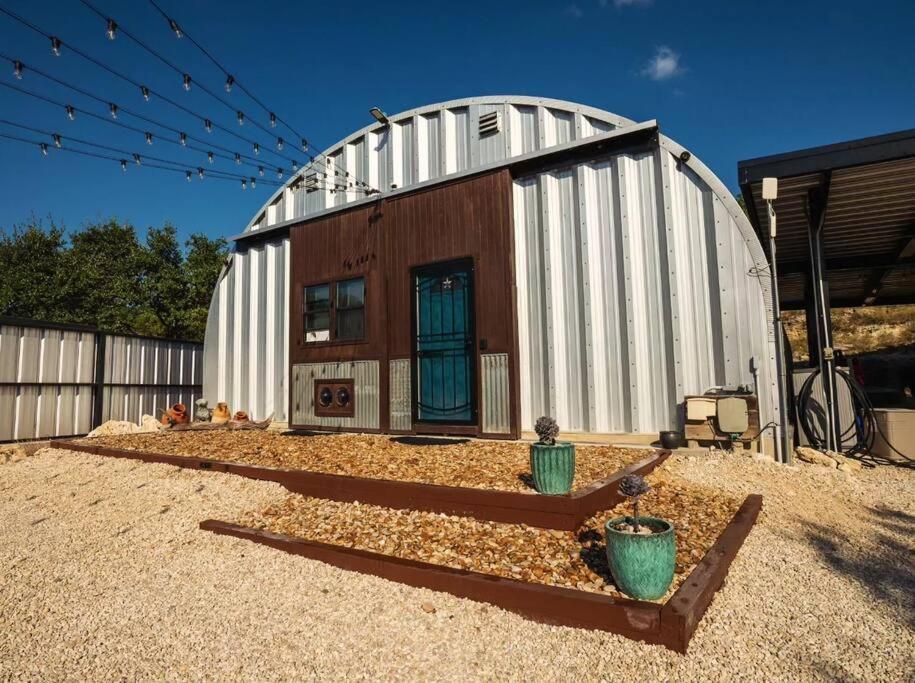 Hill Country Hangar with hottub, 7 minutes from the river and lake view 2