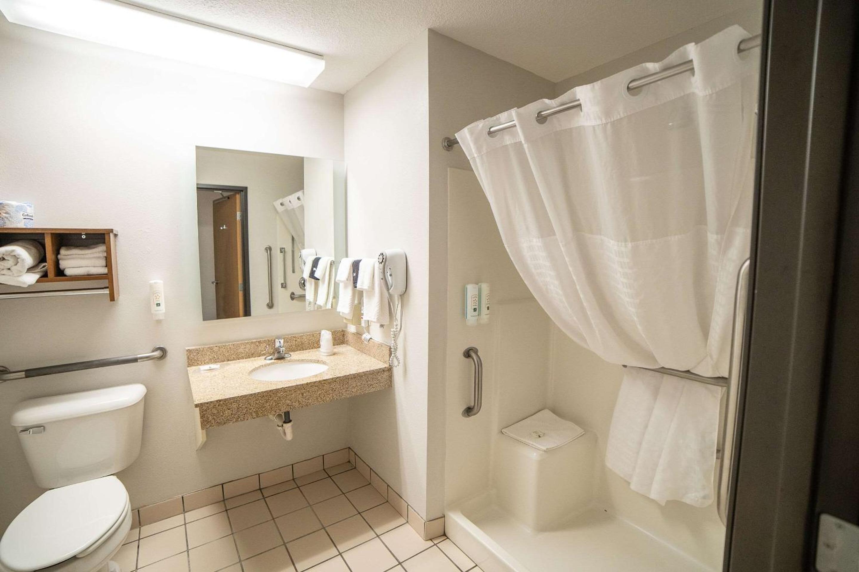 Watertown Vacations - Quality Inn  Suites Watertown near Prairie Lakes Ice Arena - Property Image 4