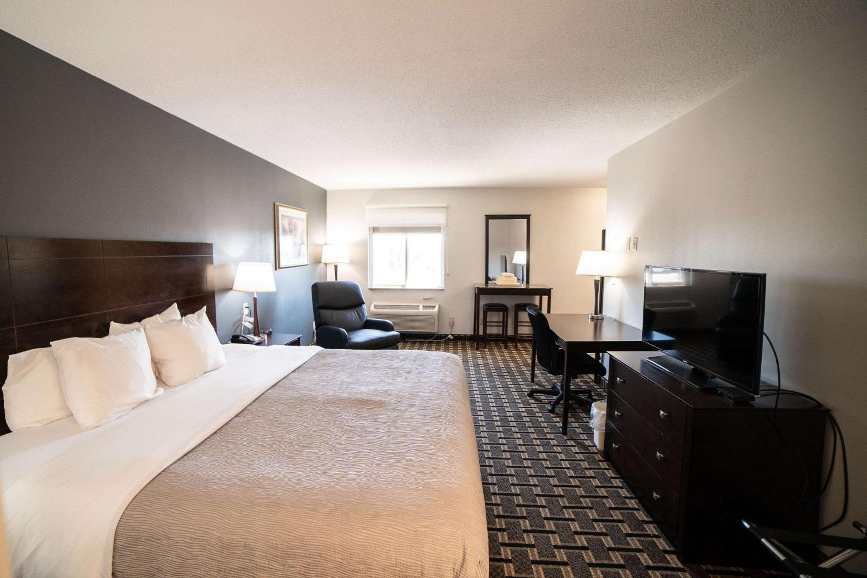 Watertown Vacations - Quality Inn  Suites Watertown near Prairie Lakes Ice Arena - Property Image 5