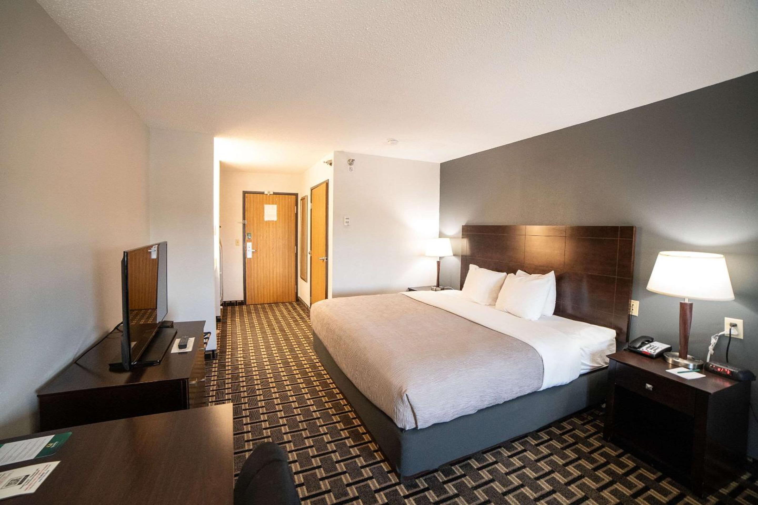 Watertown Vacations - Quality Inn  Suites Watertown near Prairie Lakes Ice Arena - Property Image 2