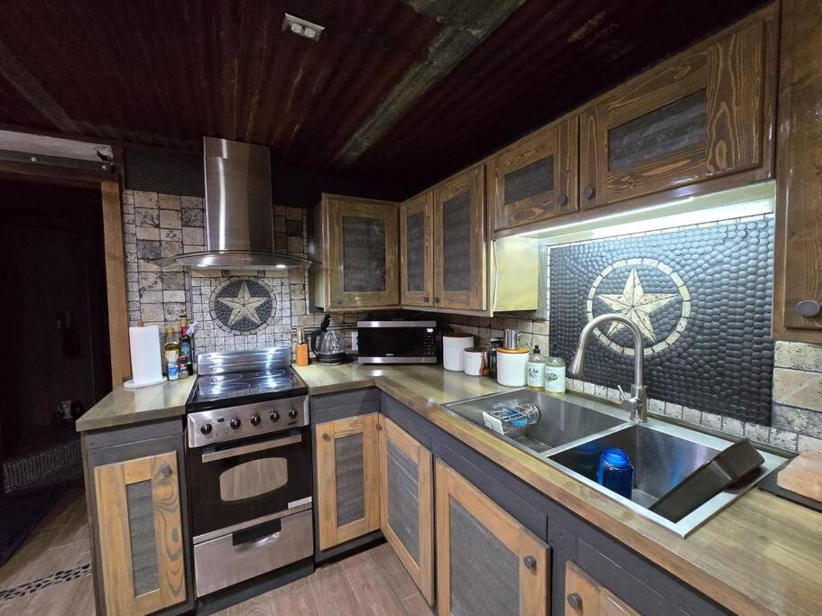 Hill Country Hangar with hottub, 7 minutes from the river and lake view 5