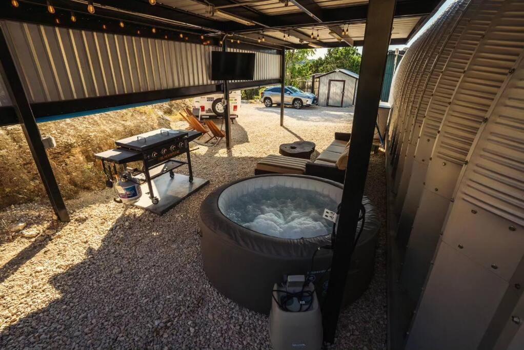 Hill Country Hangar with hottub, 7 minutes from the river and lake view 3