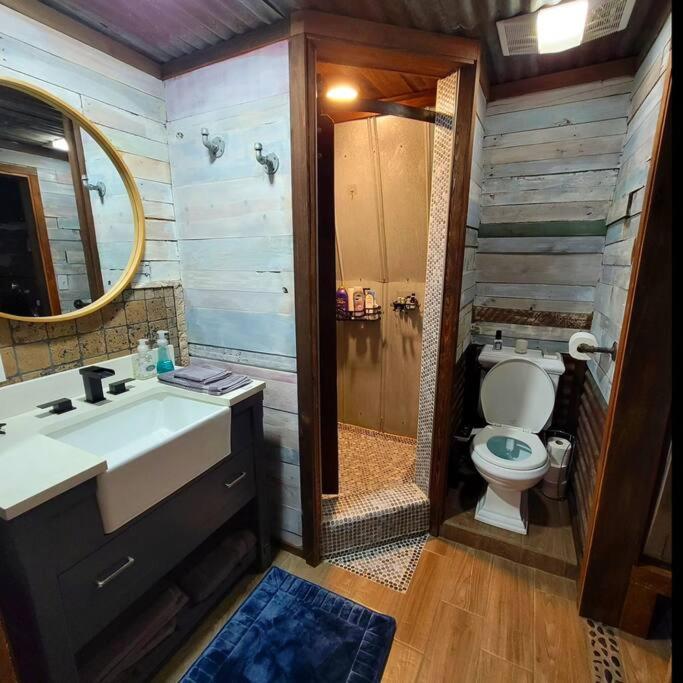 Hill Country Hangar with hottub, 7 minutes from the river and lake view 4
