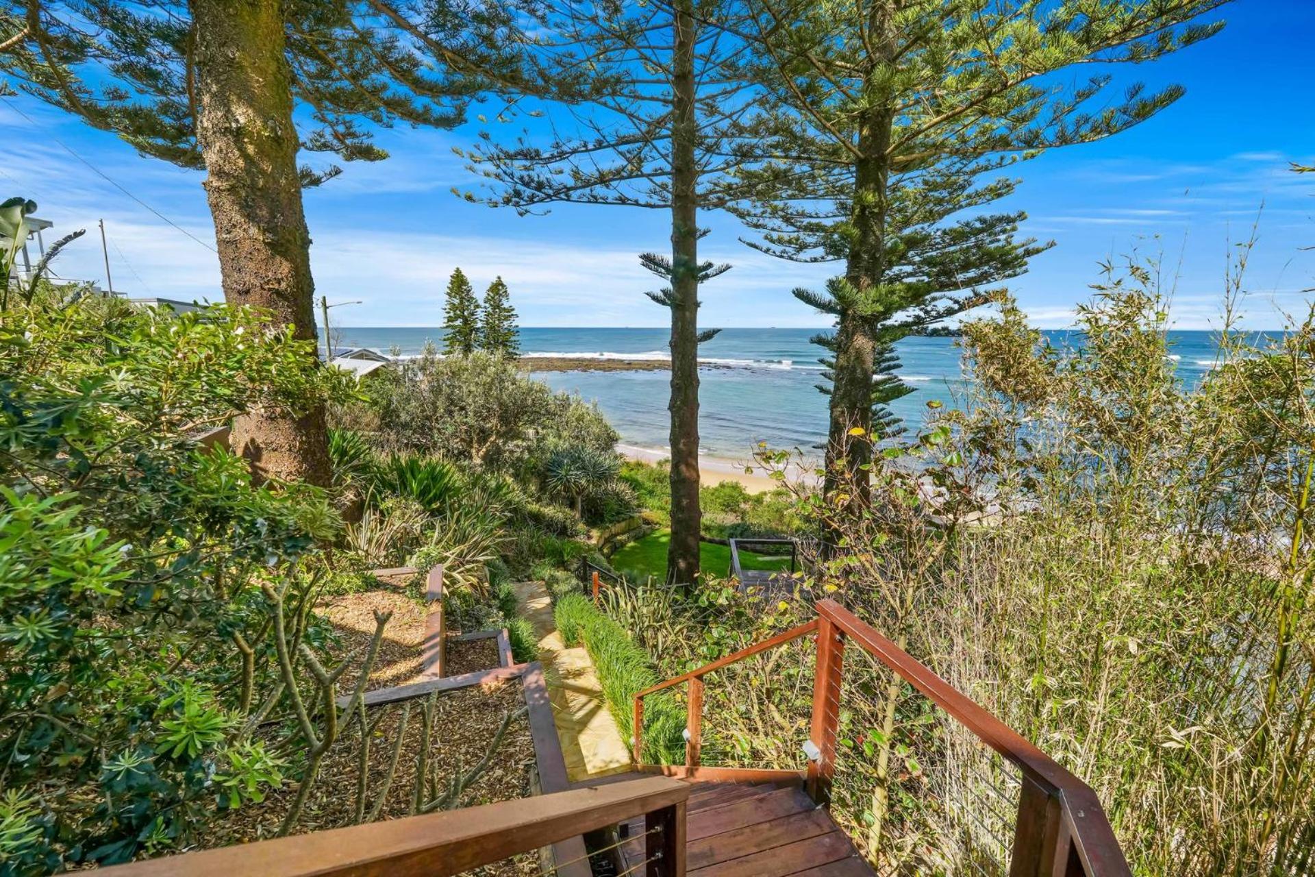 Elegant Seaside Escape - 121 Toowoon Bay Rd