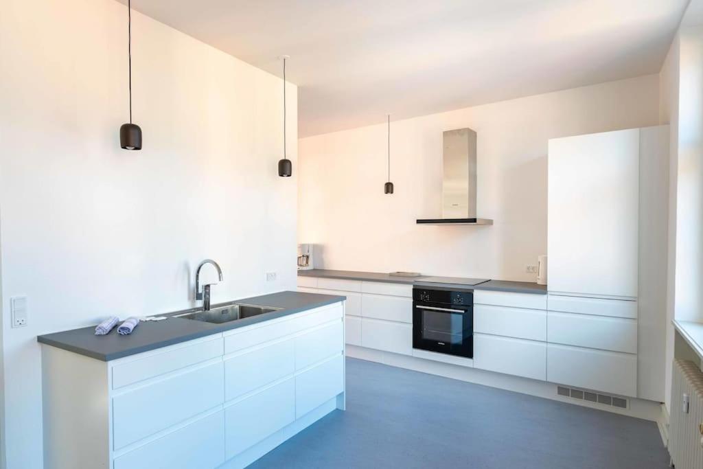 Spacious Apartment on Lively & Vibrant Street view 4