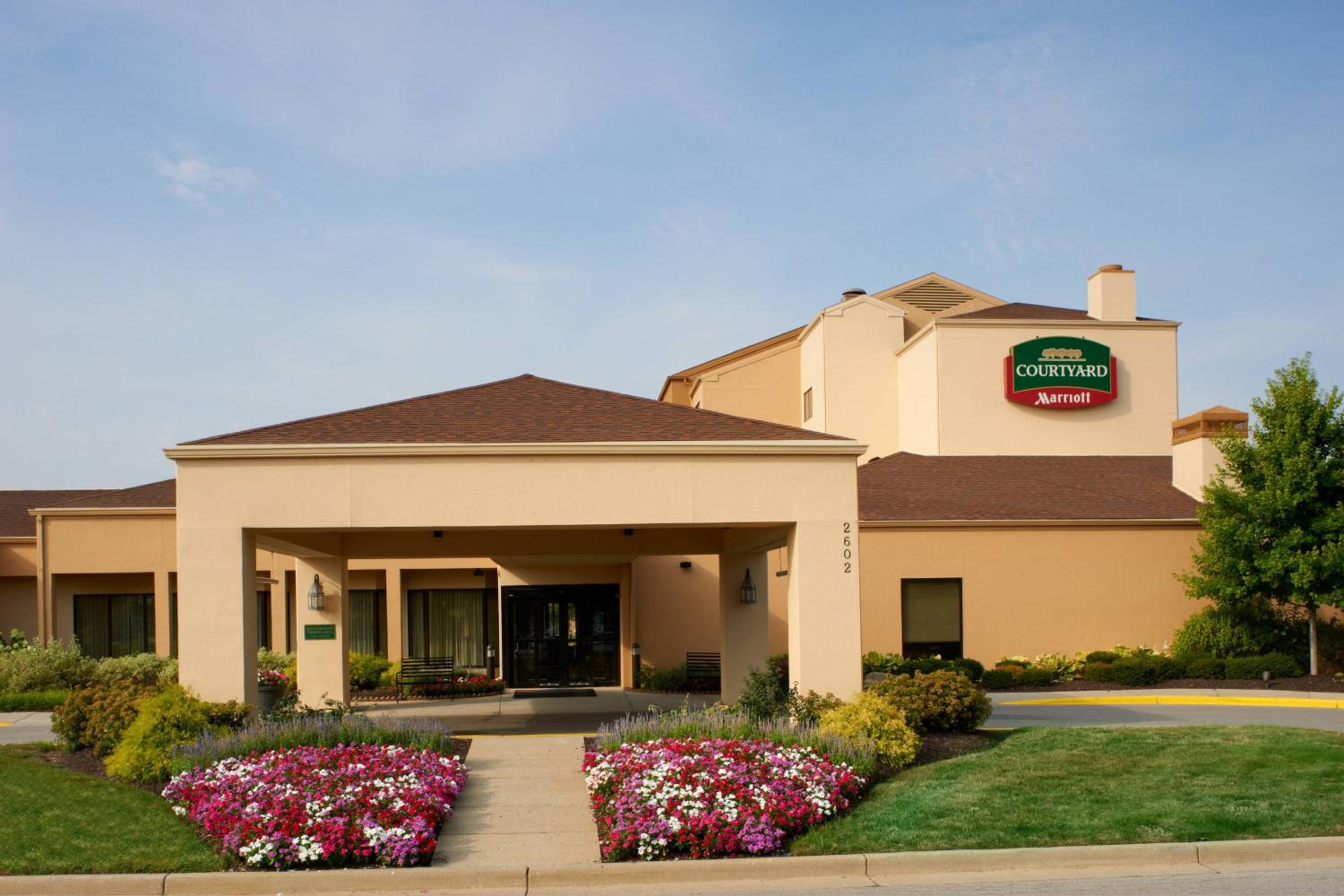 Hotel Courtyard by Marriott Indianapolis Airport - Image 1