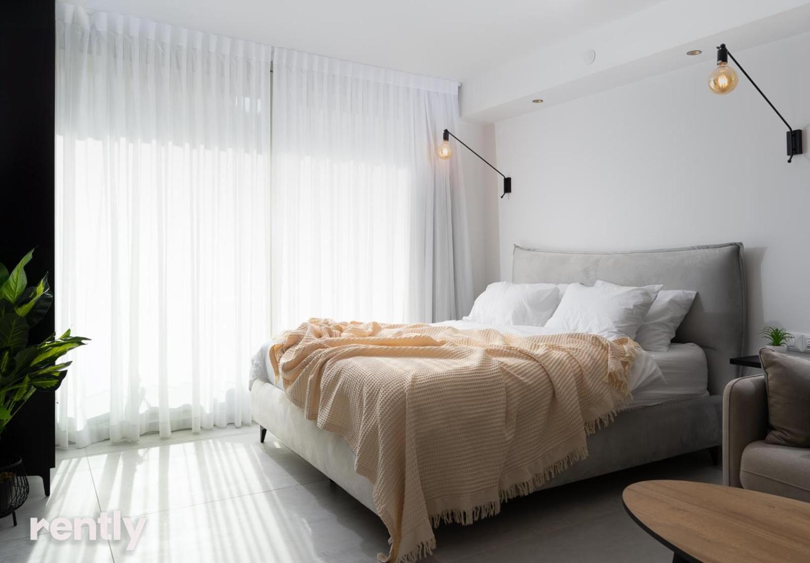 Sea side "lilac" apartment - by Rently view 2