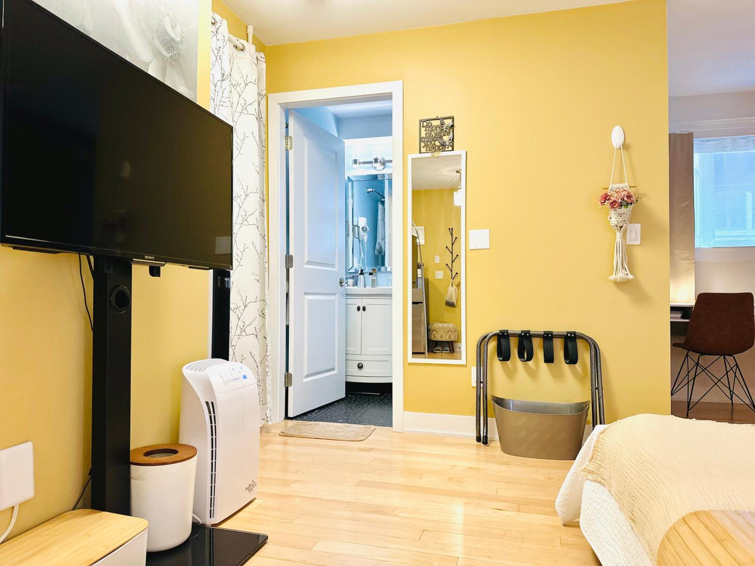 Private Guest Suite 10mins to Downtown - King Bed - Bathtub - Free Parking