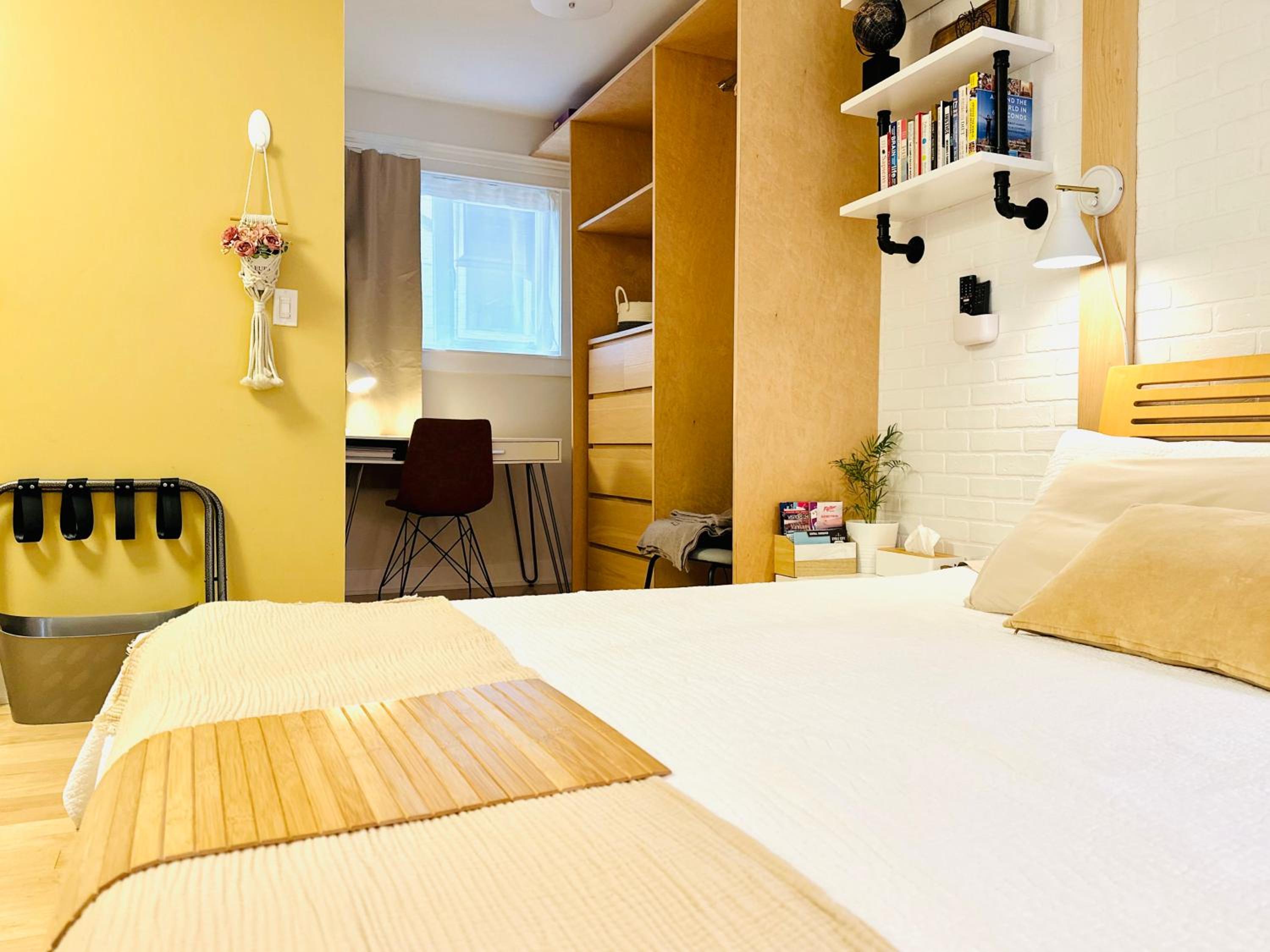 Private Guest Suite 10mins to Downtown - King Bed - Bathtub - Free Parking