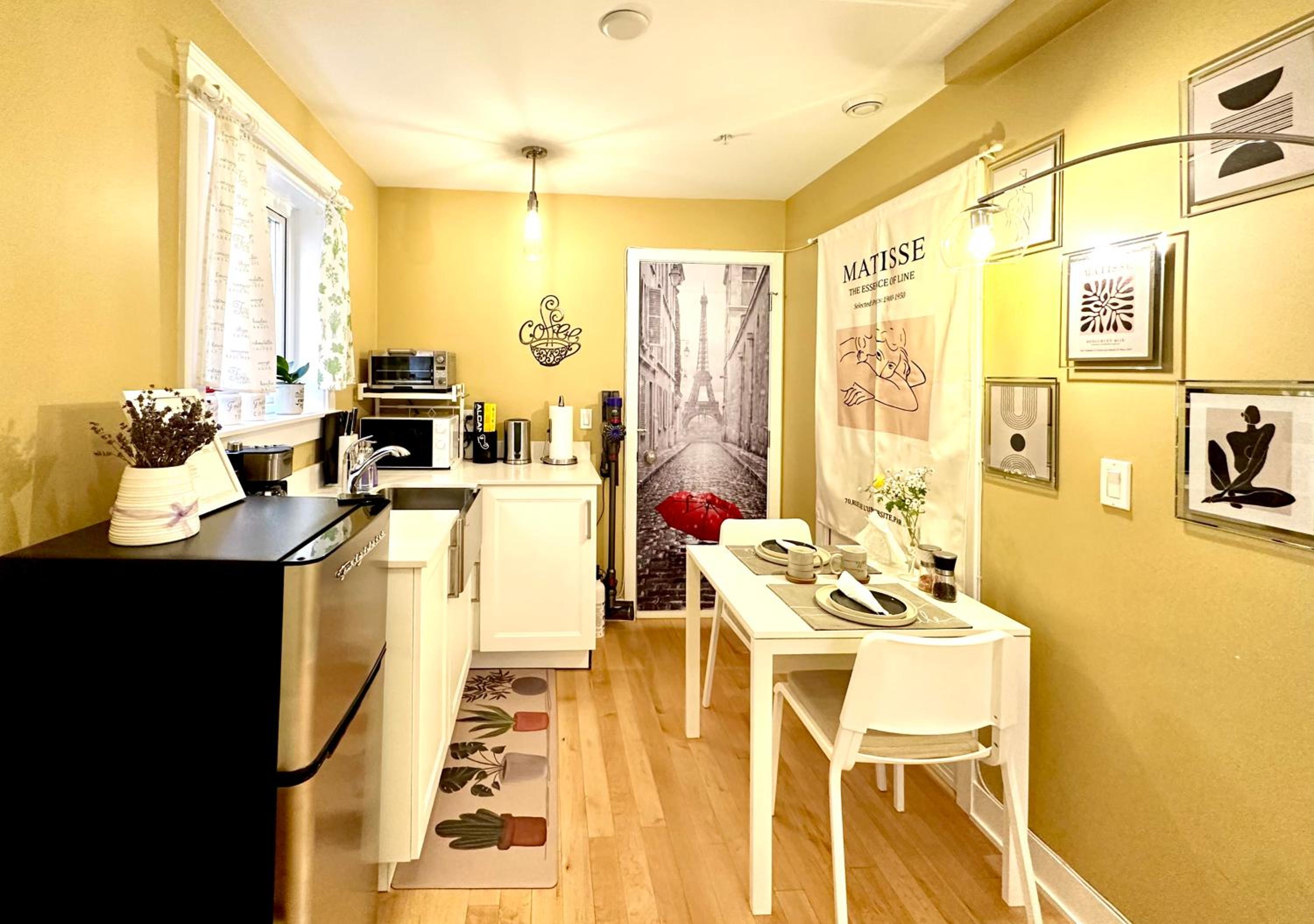 Private Guest Suite 10mins to Downtown - King Bed - Bathtub - Free Parking