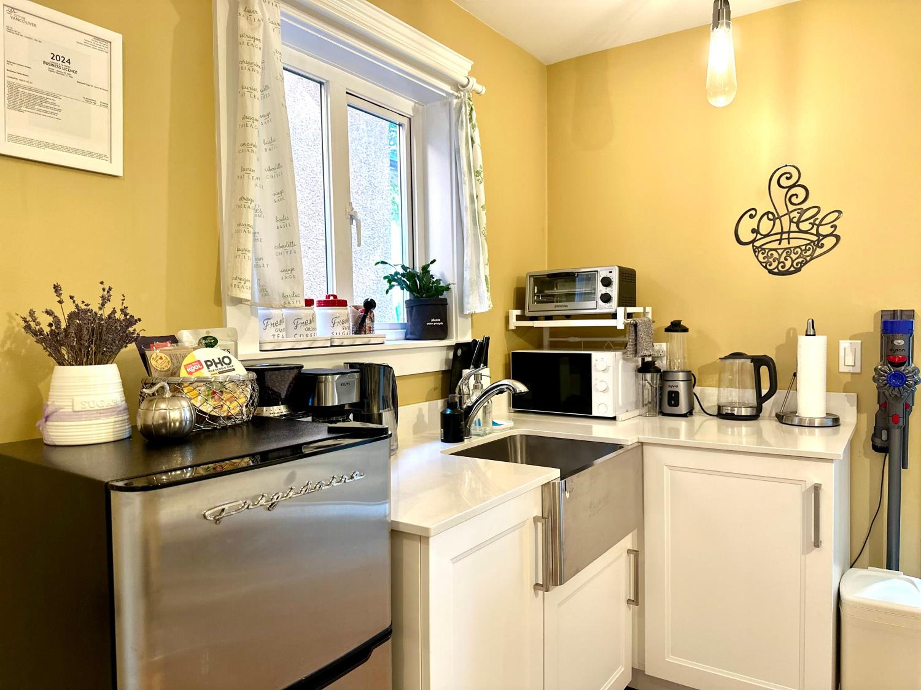 Private Guest Suite 10mins to Downtown - King Bed - Bathtub - Free Parking