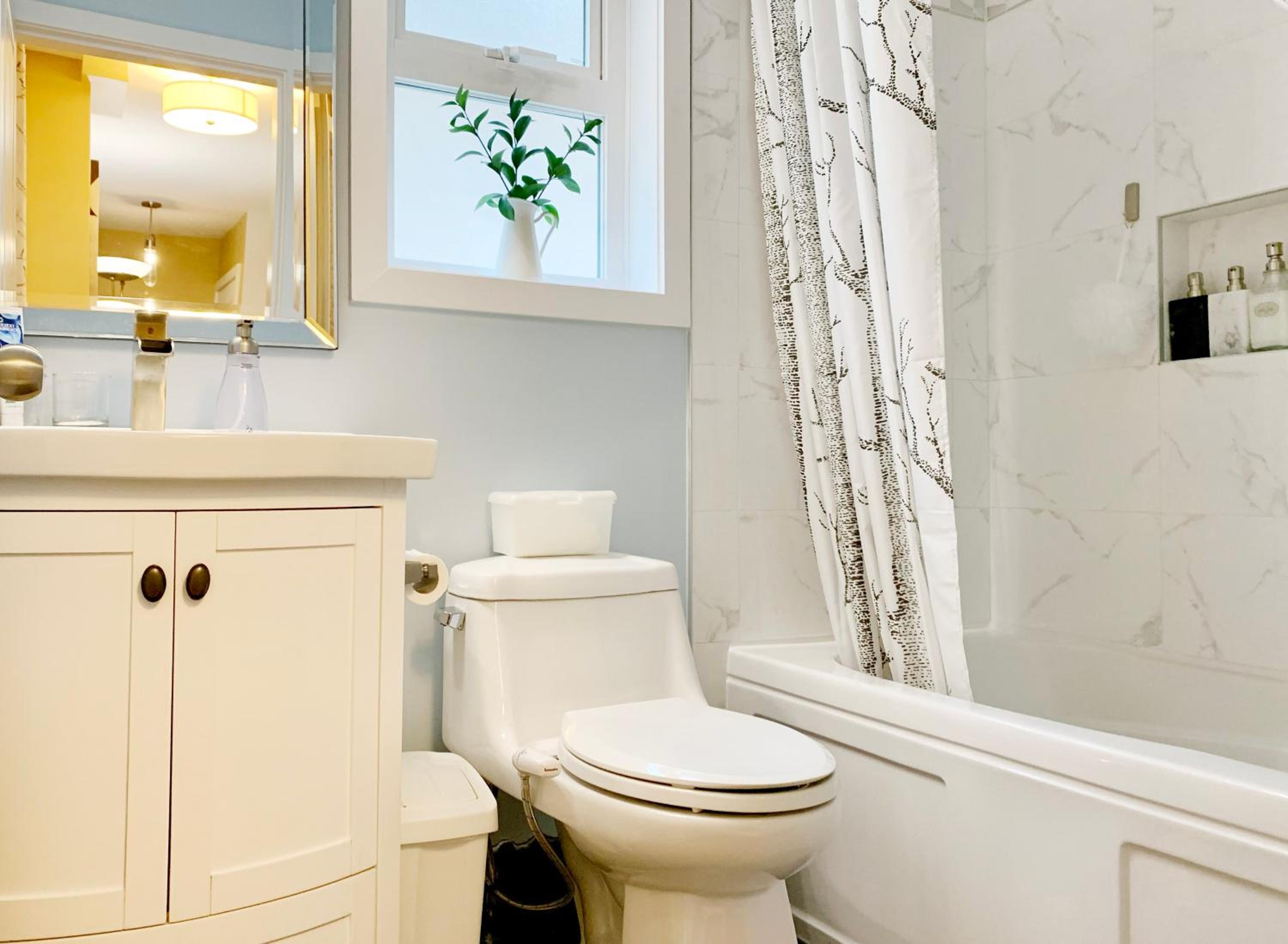 Private Guest Suite 10mins to Downtown - King Bed - Bathtub - Free Parking
