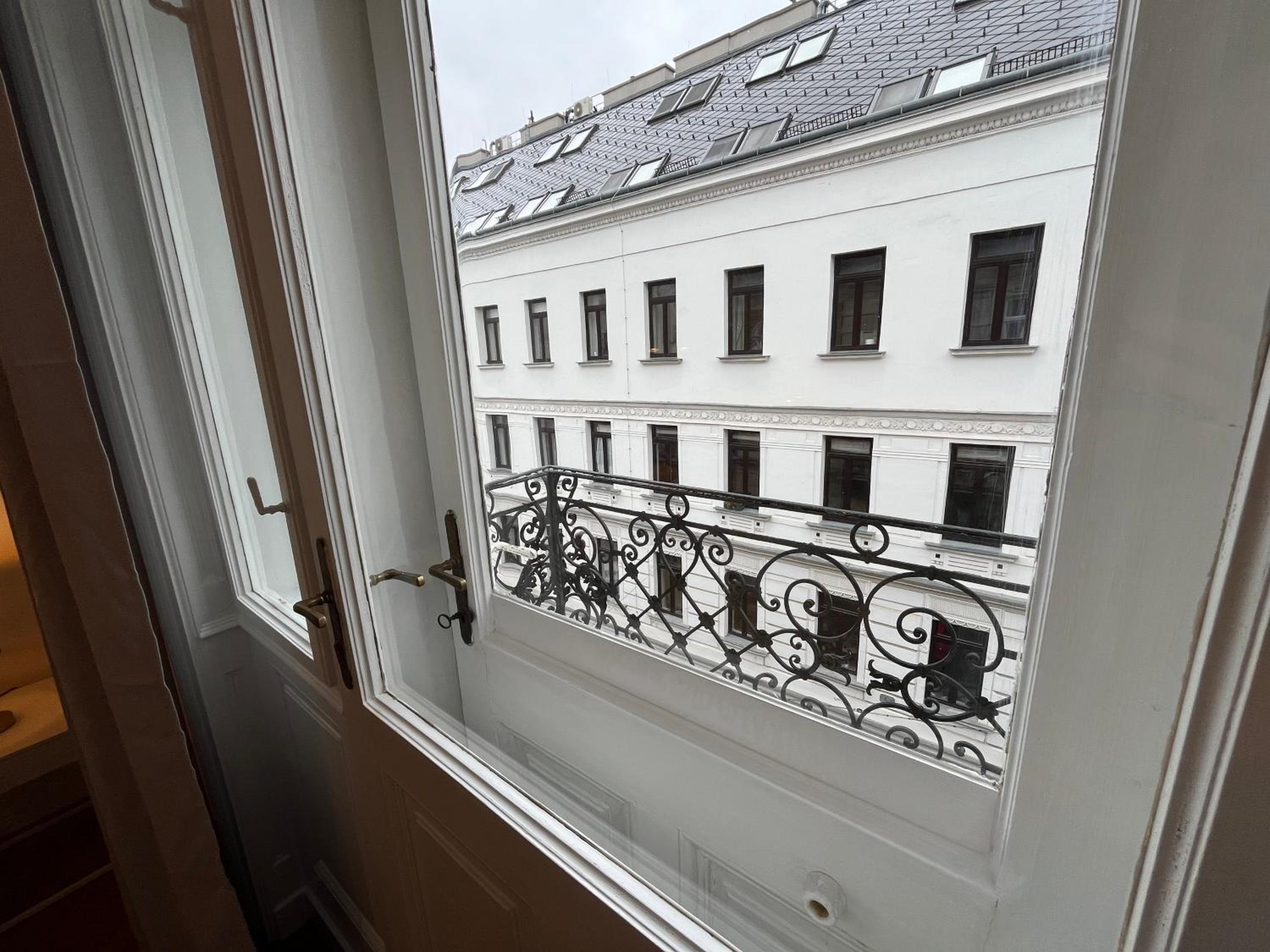 Großzügiger Wiener Altbau gleich neben Schönbrunn