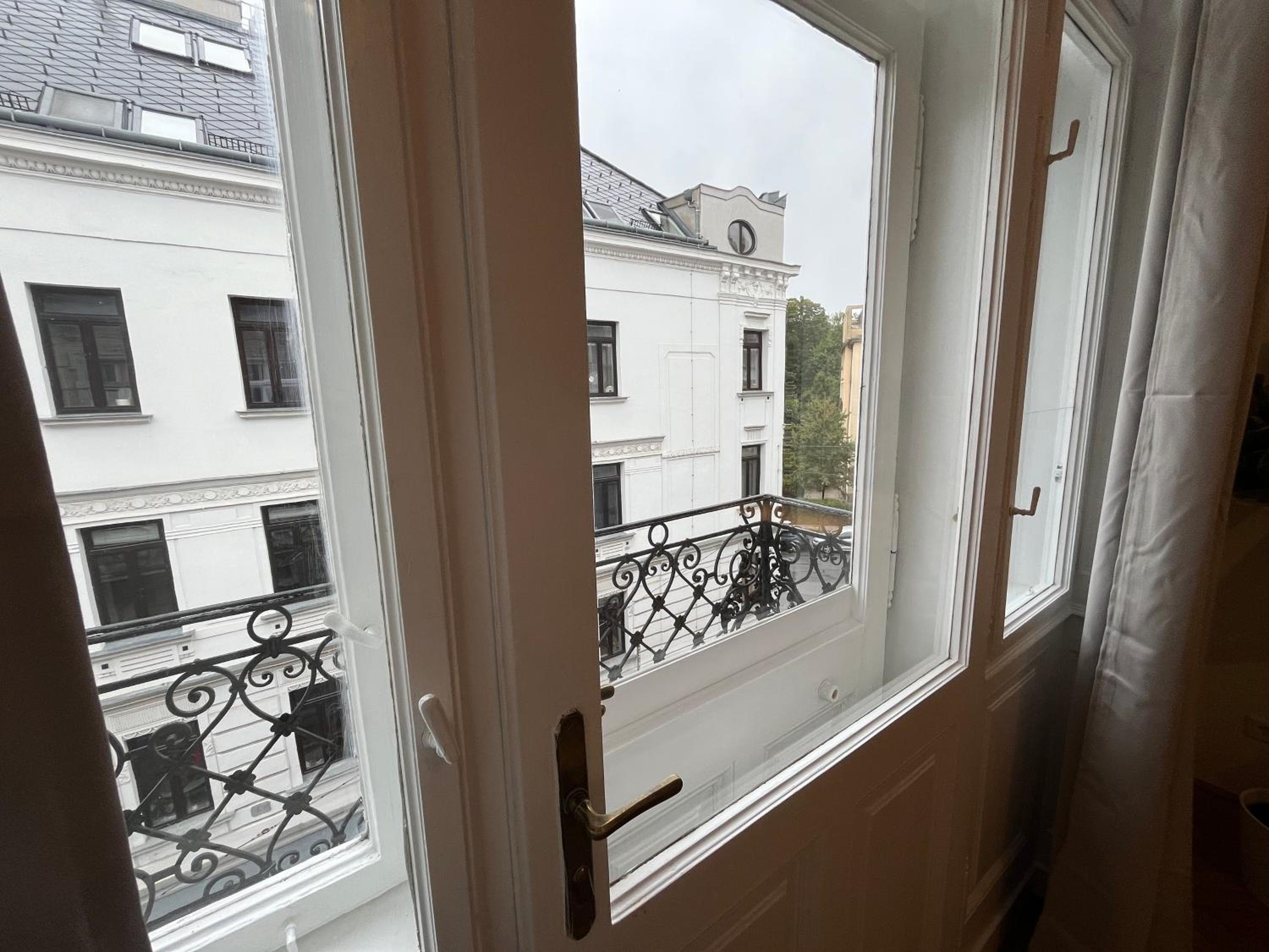 Großzügiger Wiener Altbau gleich neben Schönbrunn