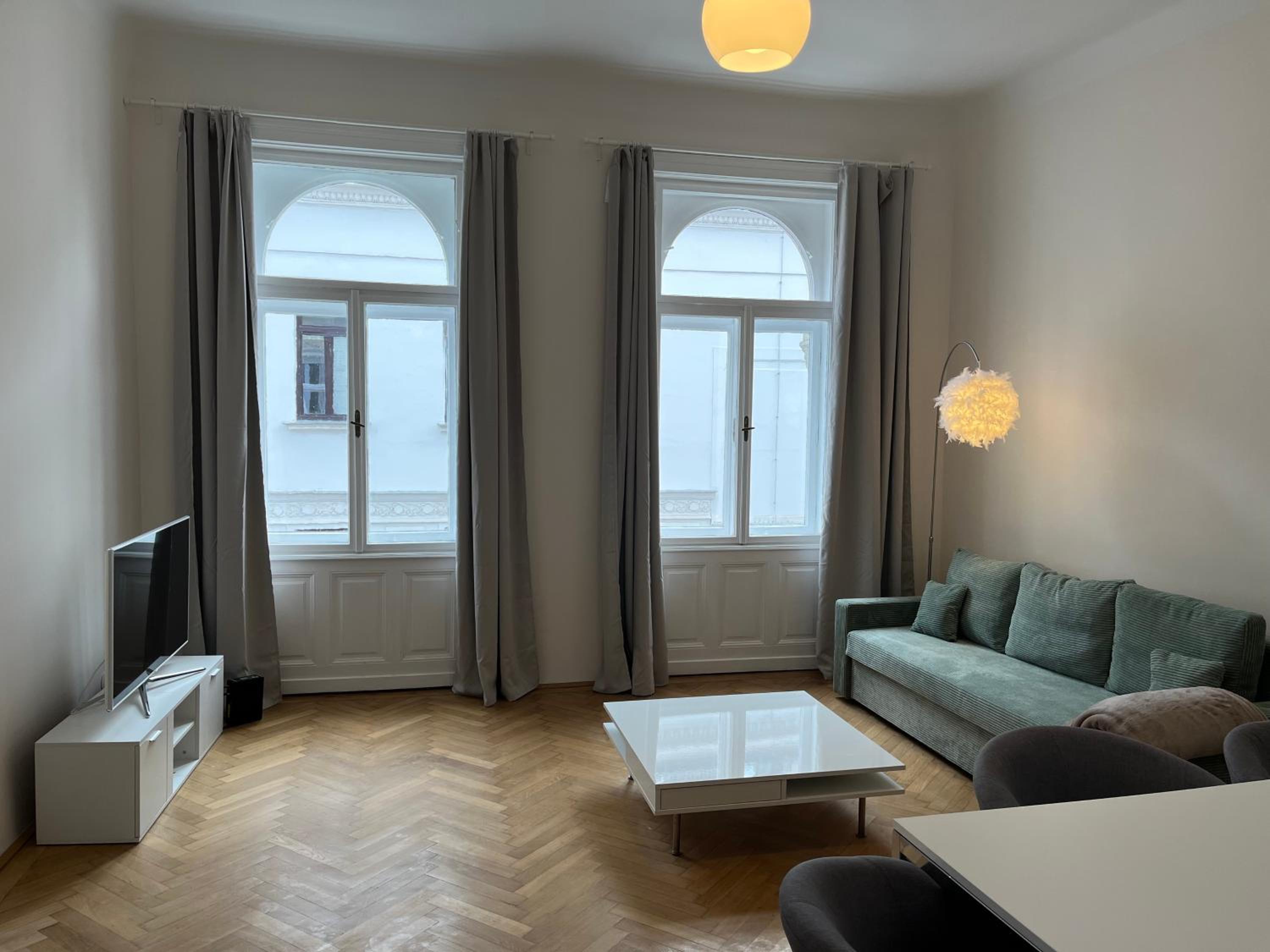 Großzügiger Wiener Altbau gleich neben Schönbrunn