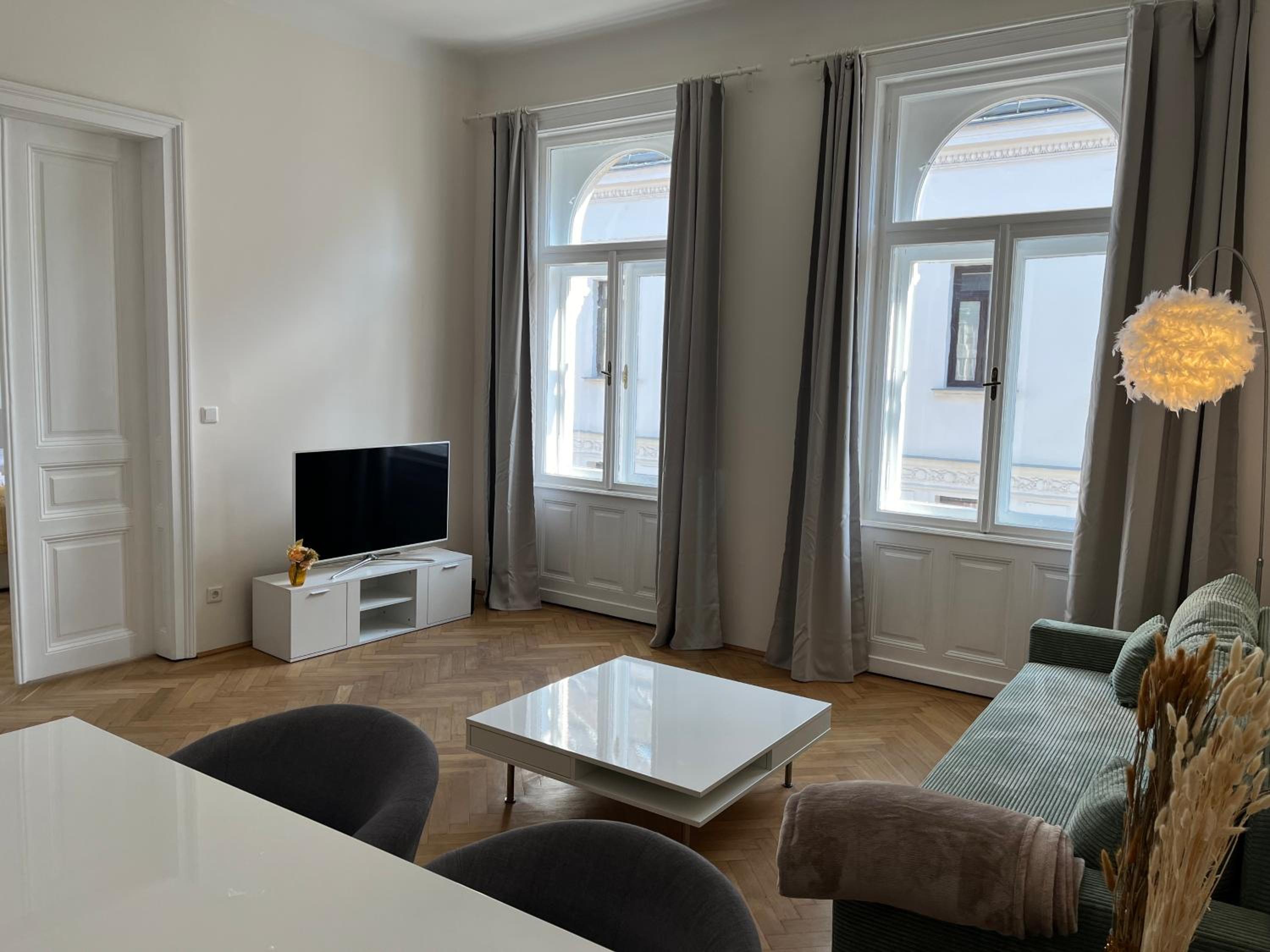 Großzügiger Wiener Altbau gleich neben Schönbrunn