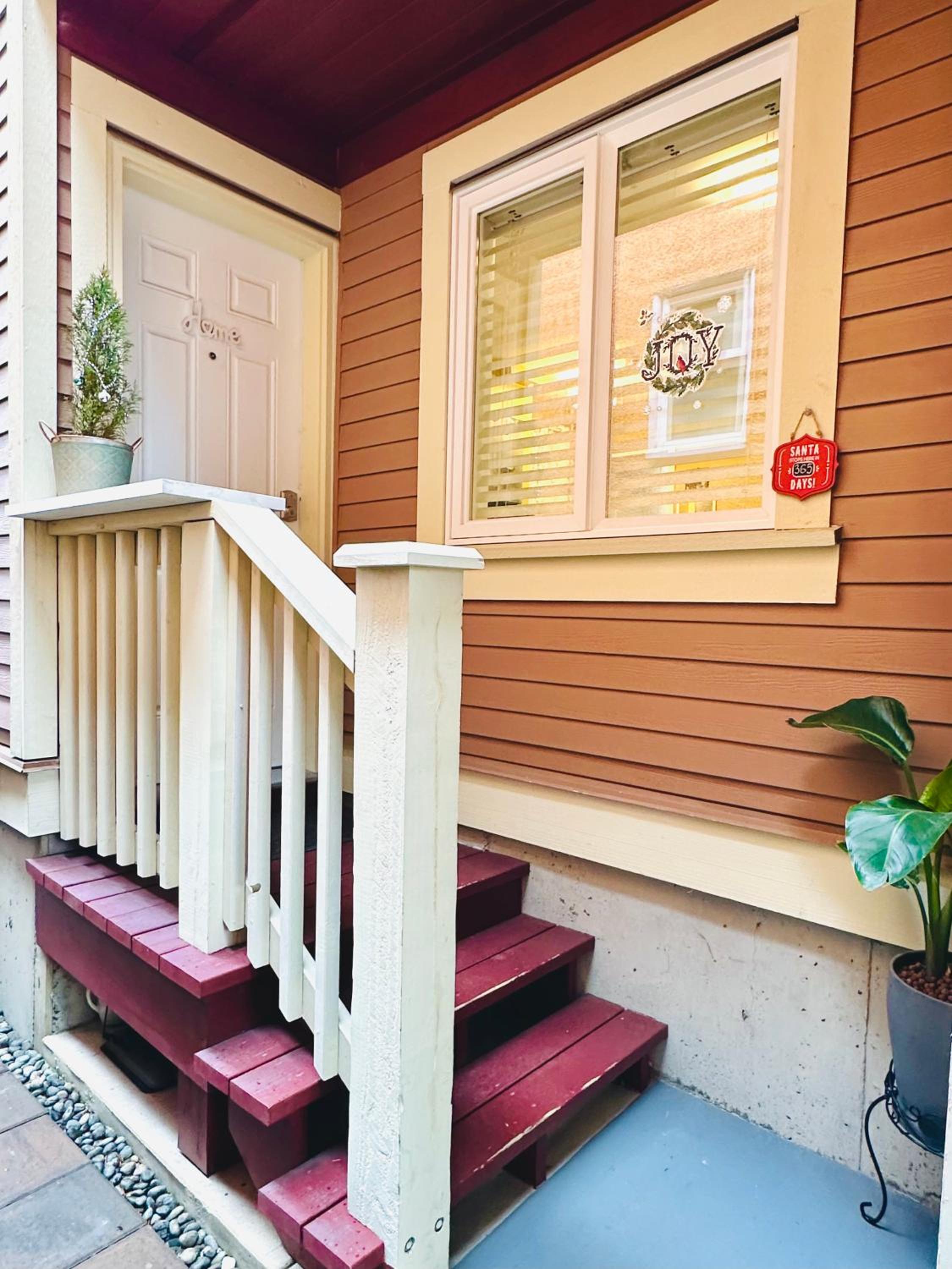 Private Guest Suite 10mins to Downtown - King Bed - Bathtub - Free Parking
