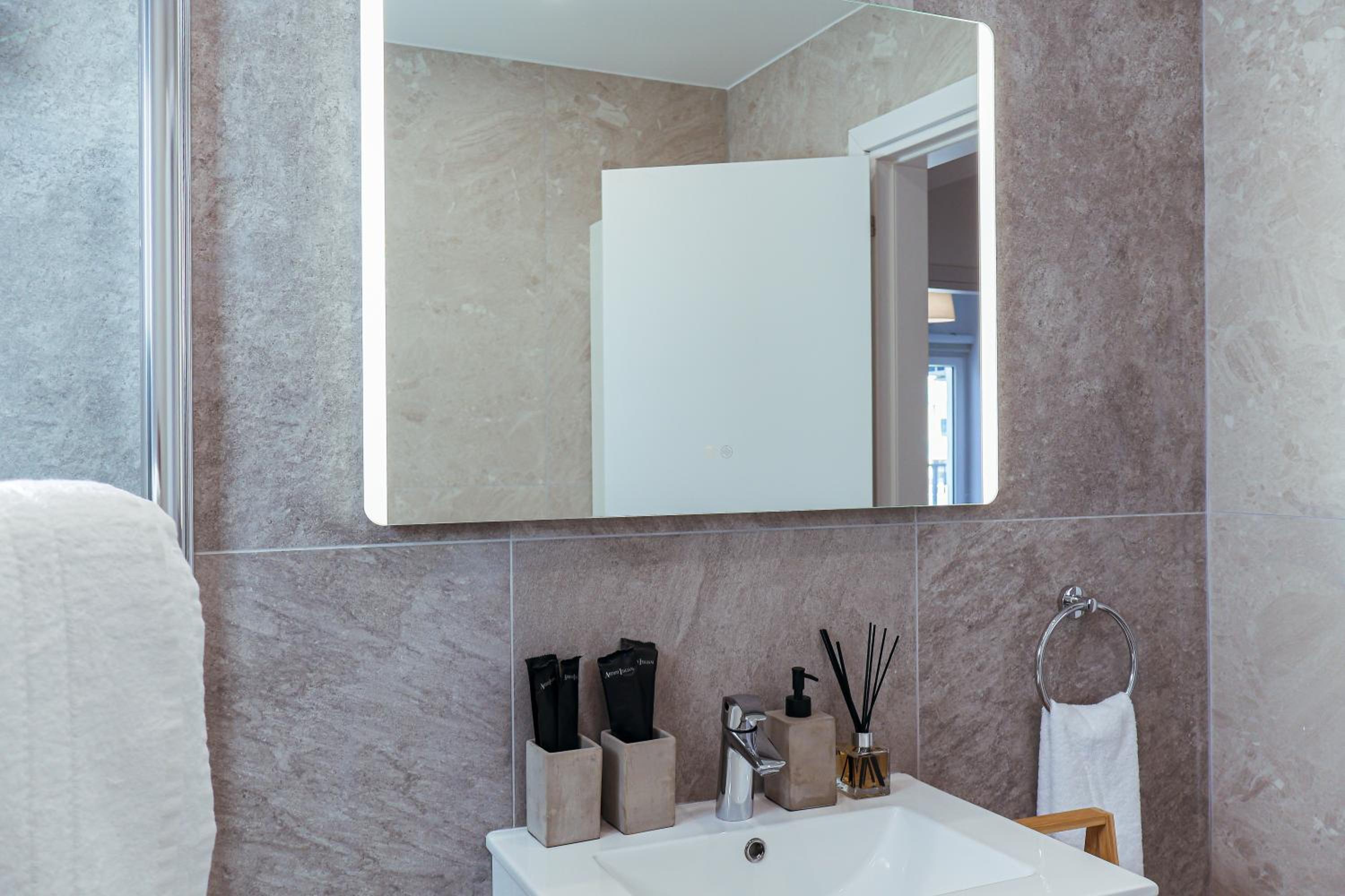 Chic 3 Bedroom Apt - Tourist Area Collection