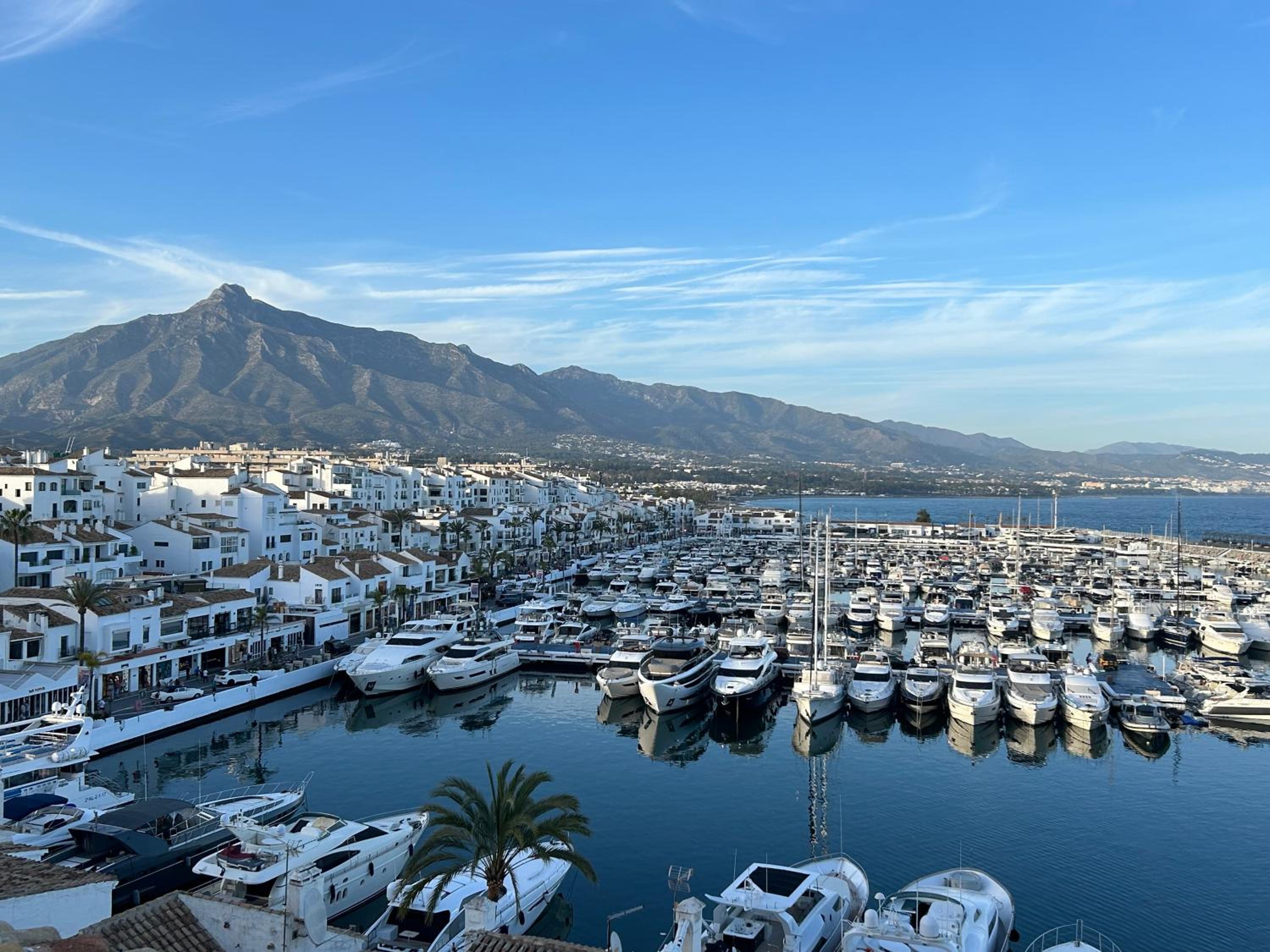 Front sea view apartment on Marbella's beach promenade
