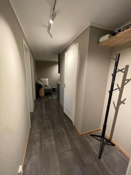 Lys og koselig leilighet nært flyplass og tur terreng view 3
