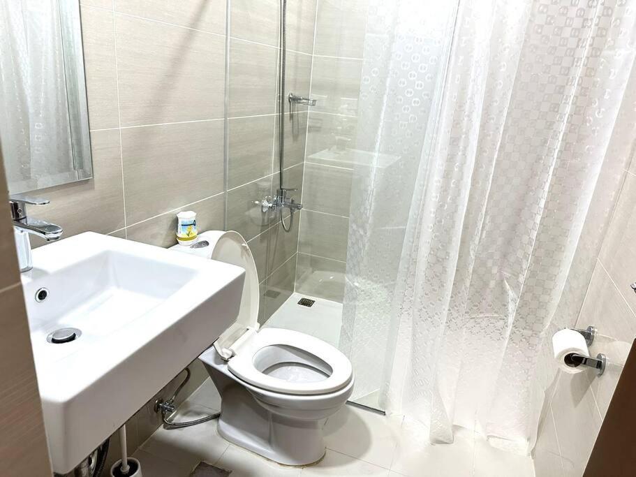 Modern Urban Escape 1BR Gem in Uptown BGC view 3