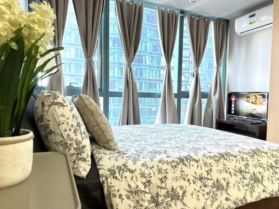 Modern Urban Escape 1BR Gem in Uptown BGC view 5