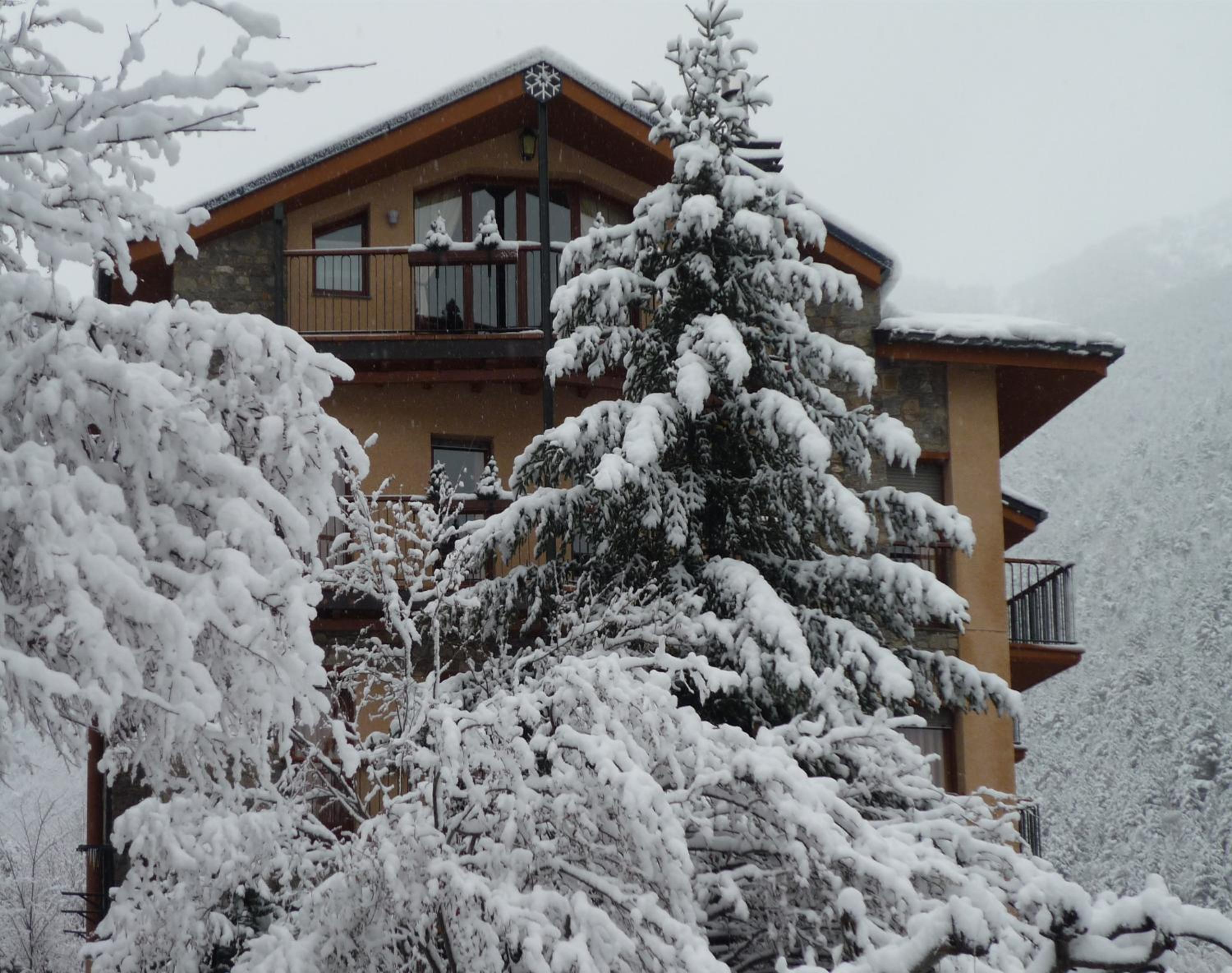 Apartaments La Neu-Mountain Lodges & Restaurant