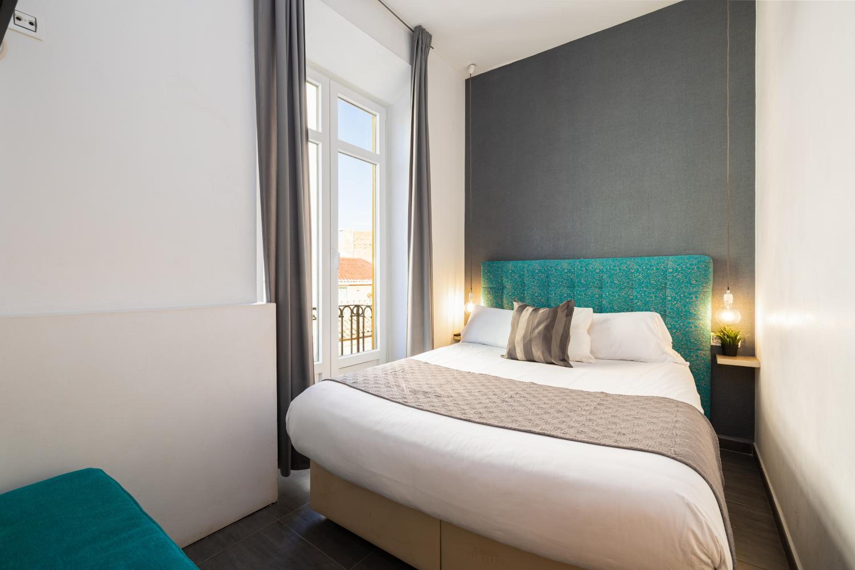 Holidays2Malaga Dos Aceras in Old Town & High Speed Wifi