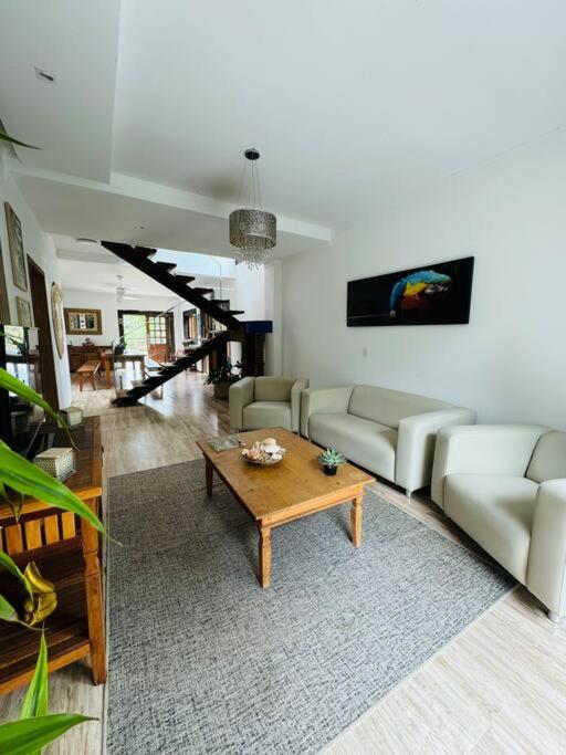 Casa Moderna Em Ilhabela Com Cachoeira