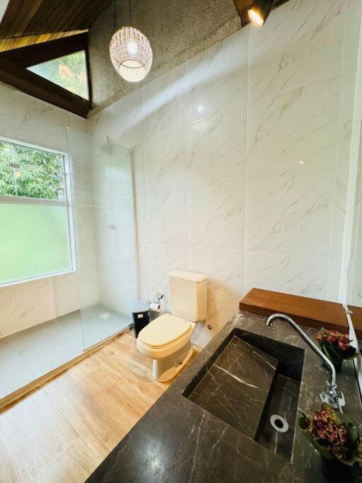 Casa Moderna Em Ilhabela Com Cachoeira