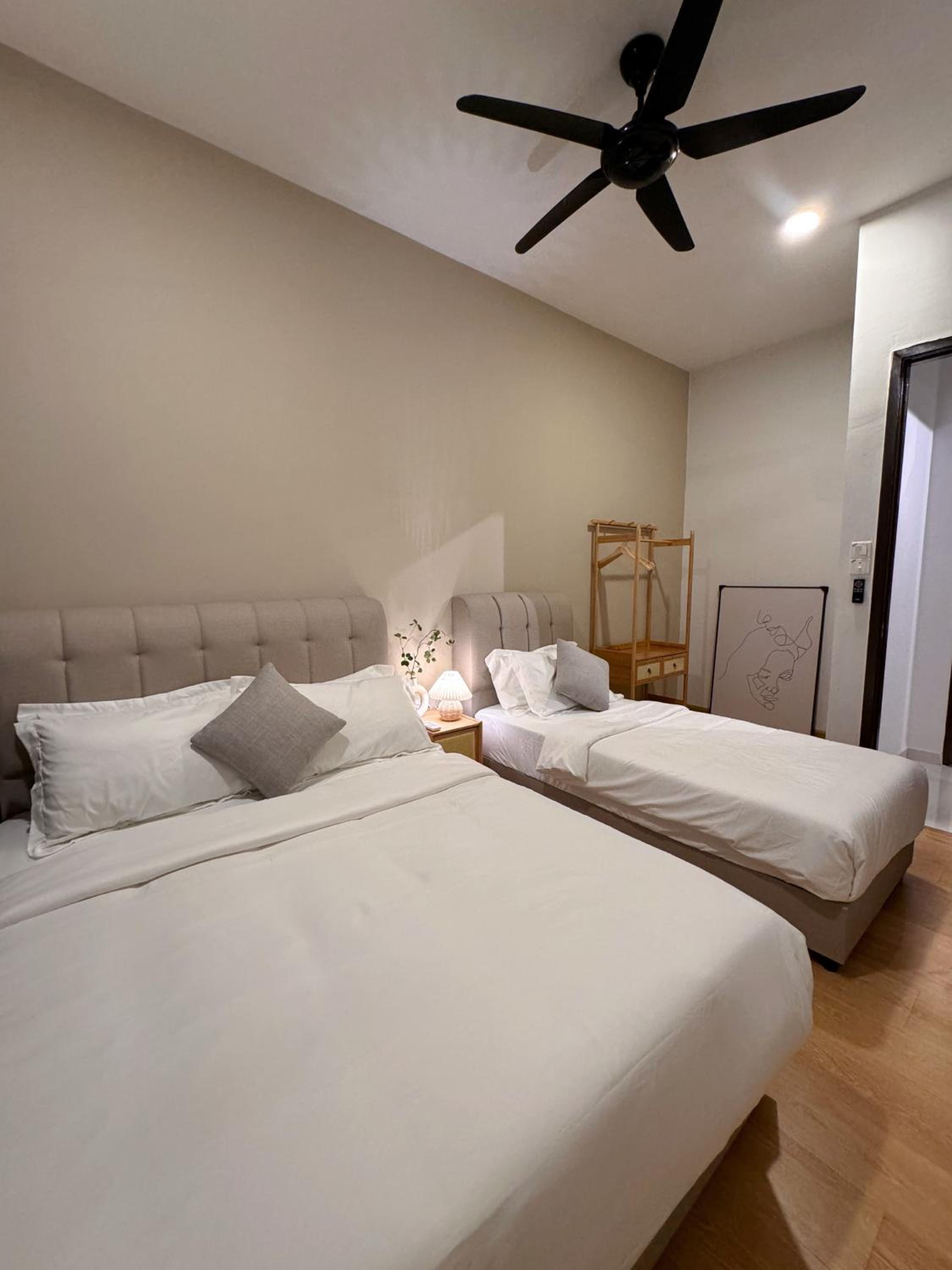 Muji Full Seaview Royal Strand with 2CarParks FOC Netflix Access and Youtube Premium 3Beds 3Bath for 6-12pax by Minshuku