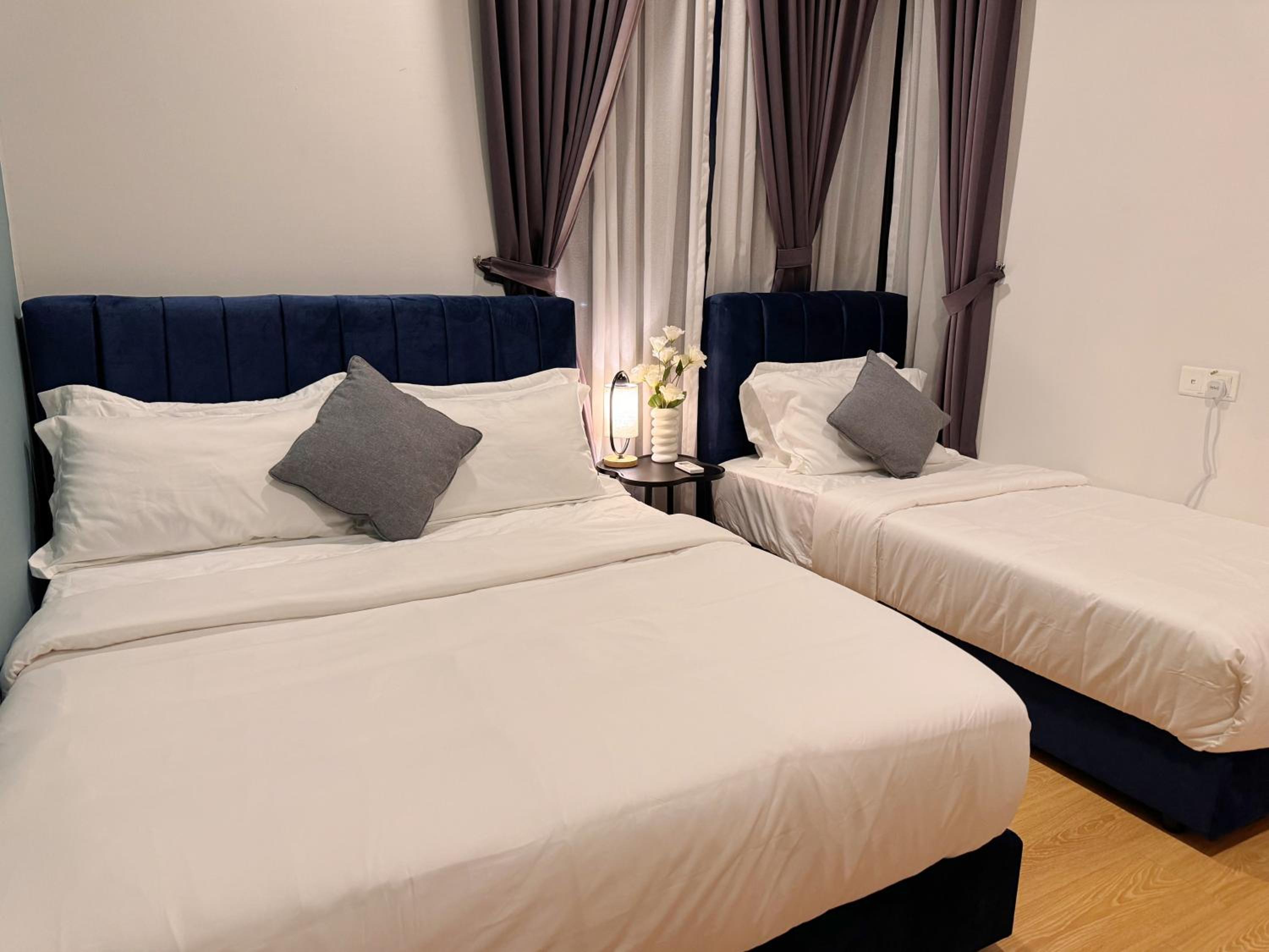 Muji Full Seaview Royal Strand with 2CarParks FOC Netflix Access and Youtube Premium 3Beds 3Bath for 6-12pax by Minshuku