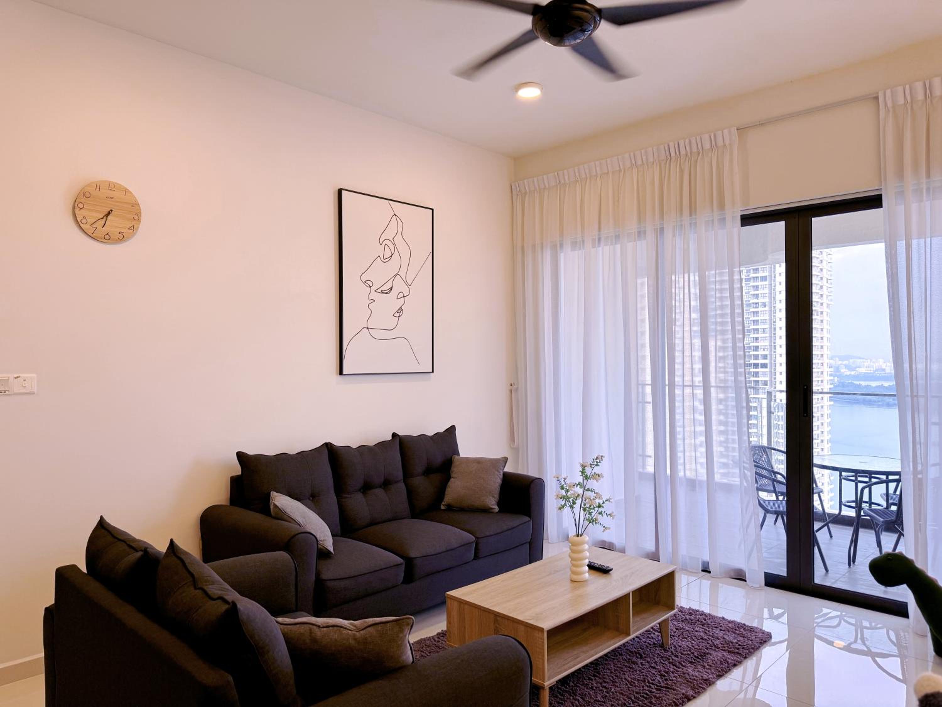 Muji Full Seaview Royal Strand with 2CarParks FOC Netflix Access and Youtube Premium 3Beds 3Bath for 6-12pax by Minshuku