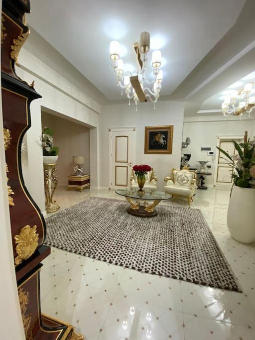 Luxurious apartment in center
