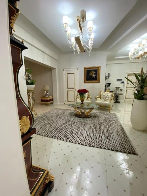 Luxurious apartment in center