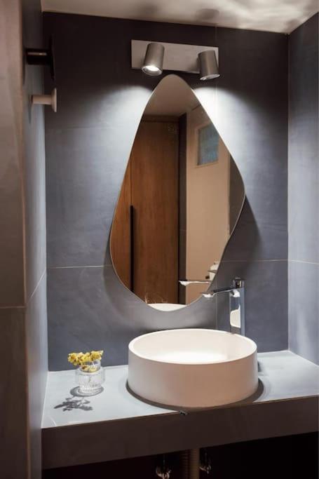 Vibrant Retreat - Funky Style and Acropolis View