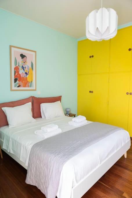 Vibrant Retreat - Funky Style and Acropolis View