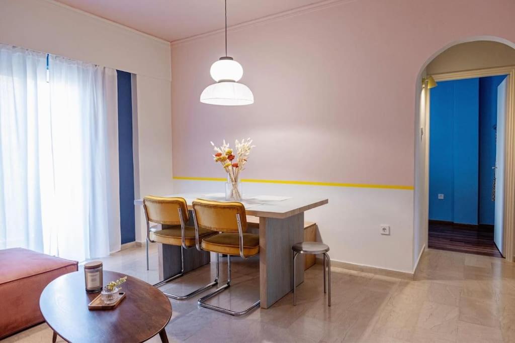 Vibrant Retreat - Funky Style and Acropolis View