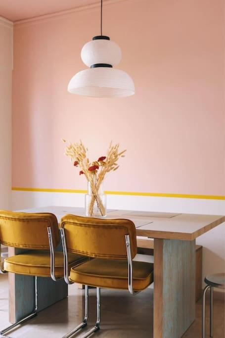 Vibrant Retreat - Funky Style and Acropolis View
