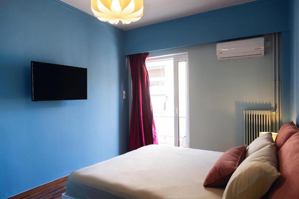 Vibrant Retreat - Funky Style and Acropolis View