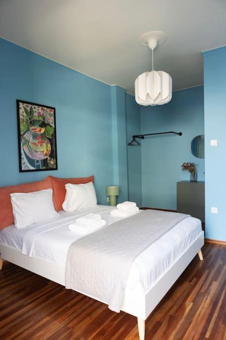 Vibrant Retreat - Funky Style and Acropolis View