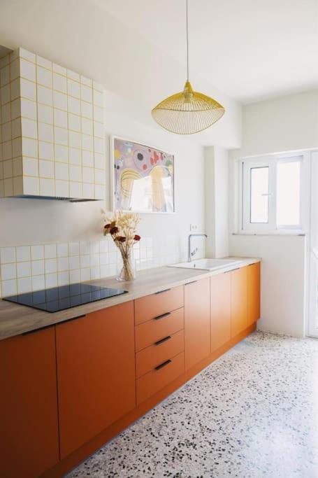 Vibrant Retreat - Funky Style and Acropolis View